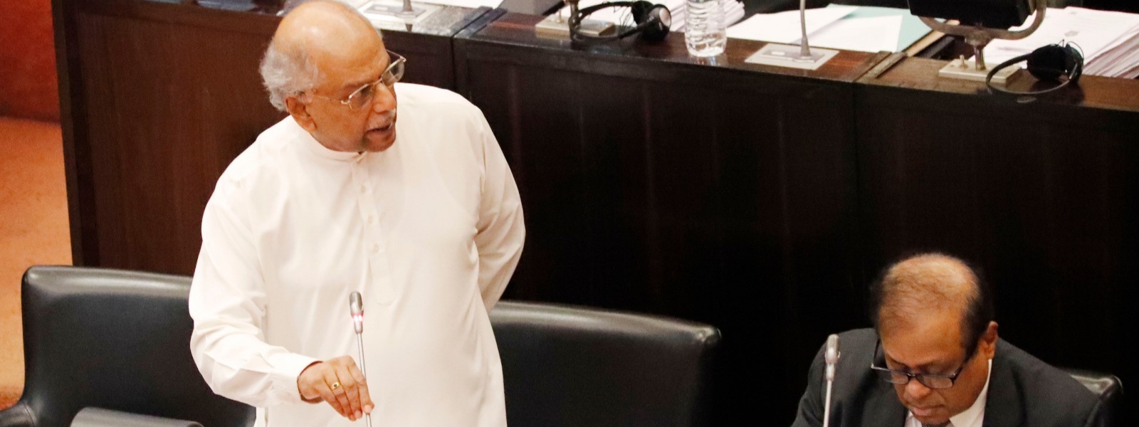 අගමැතිගෙන් ආන්දෝලනාත්මක ප්‍රකාශයක්! පොලිස්පති ධූරය හිස් නොවන බව අගමැති කියයි