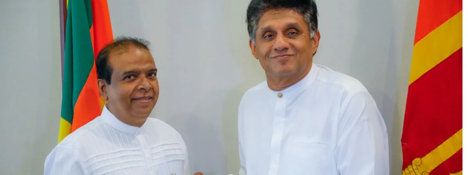 මහින්දගේ දකුණු අතත් ඔහු හැර යයි