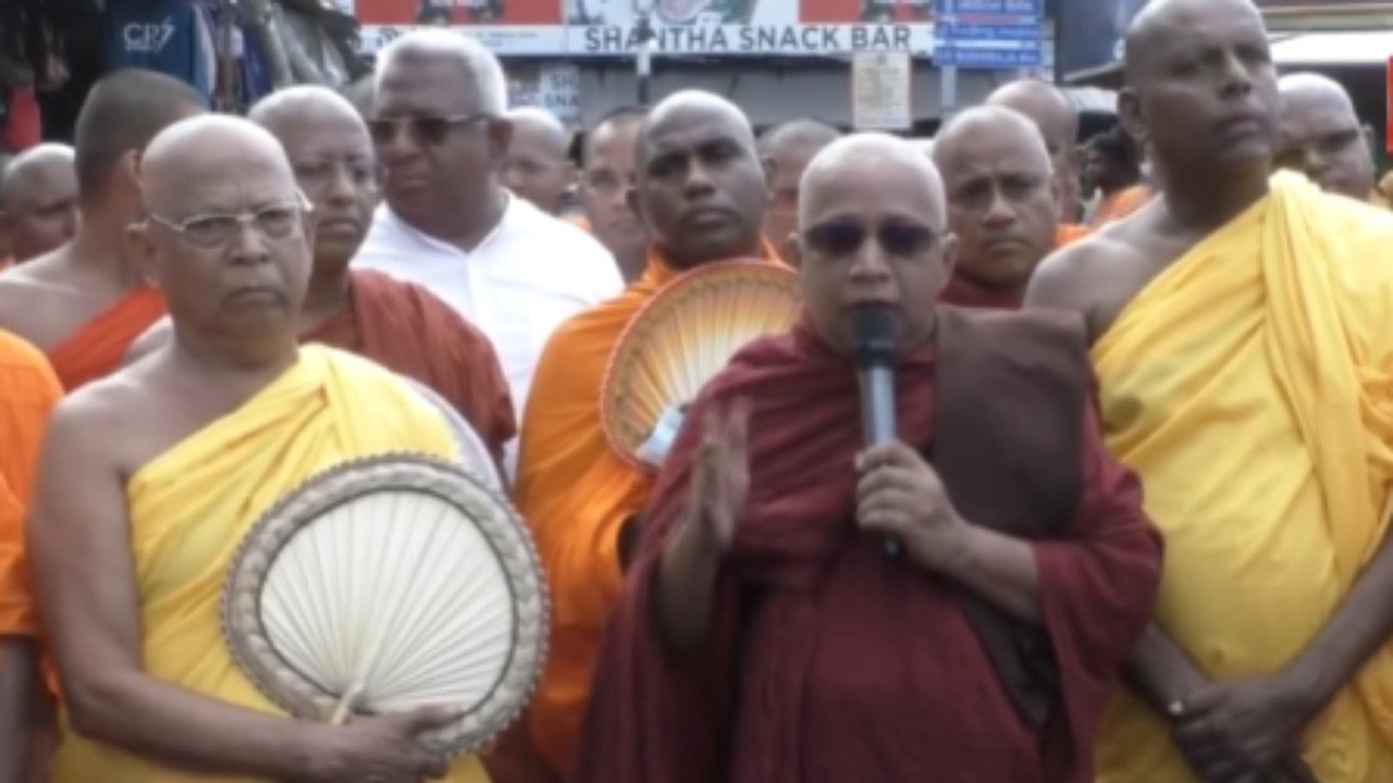 දේශබන්දු වෙනුවෙන් මහ සඟ රුවන විරෝධතාවක