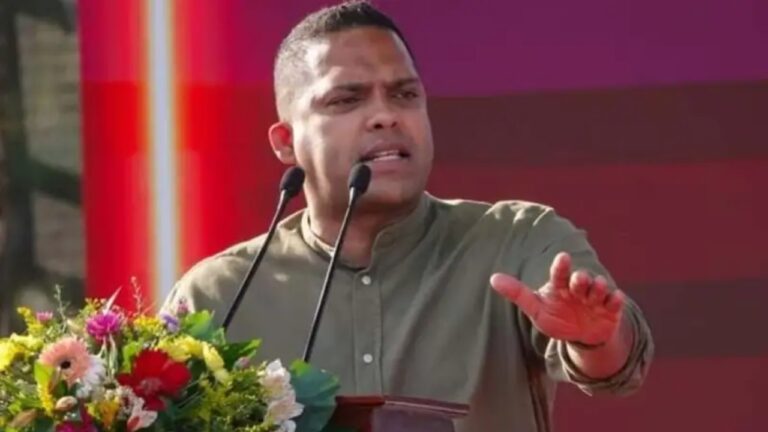 තරඟෙ තියෙන්නේ රට බේරගත් නායකයයි ඇඟ බේරගත් නායකයයි අතරේ…! – හරීන්