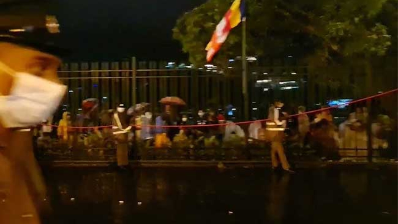 ඇසළ පෙරහැරේ ආසන වැඩි මිලට විකුණන ජාවාරමක් 