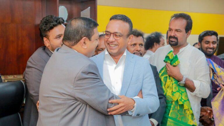 ආණ්ඩුව වැඩ පෙන්නලා තියෙද්දි ට්‍රයි කරන්න කවුරුත් නියඟලා අල කන්නේ නෑ – මනූෂ