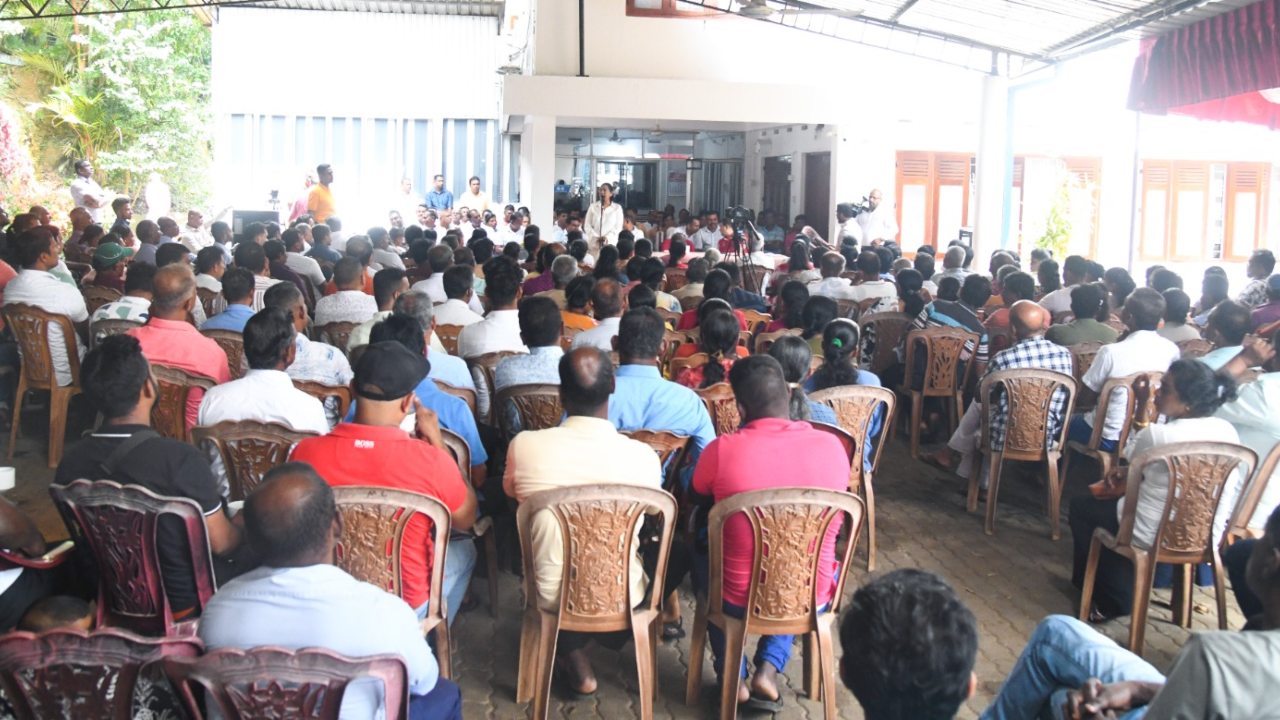 රත්නපුර පොහොට්ටුවන් පවිත‍්‍රා නිවස වටලති