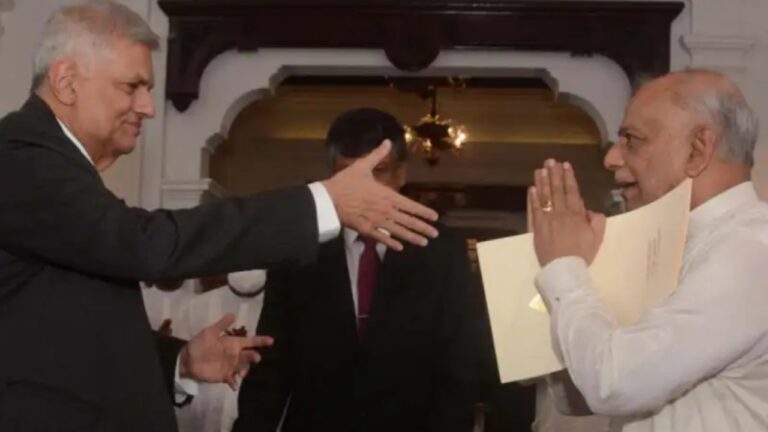 අගමැතිකම දුන් පොහොට්ටුවට පයින් ගසා රනිල් රකින්න දිනේෂ් පෙරමුණ ගනී.!