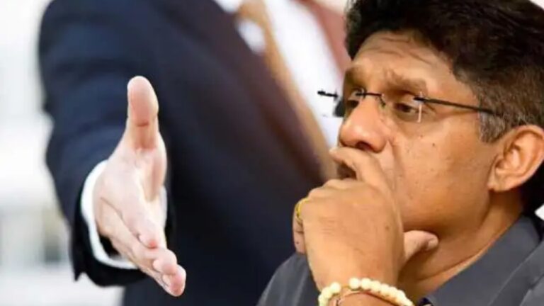 දෙනෝදහක් ඉදිරියේ රනිල් – සජිත් රටට පෙන්වූ හැසිරීම.!