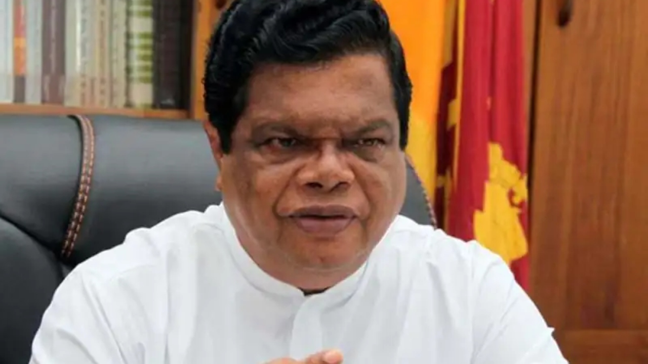 ජනතාව ගිනි කන්දක් උඩ තාච්චියක සෝසේජස් බැඳං කනවා…! – බන්දුල