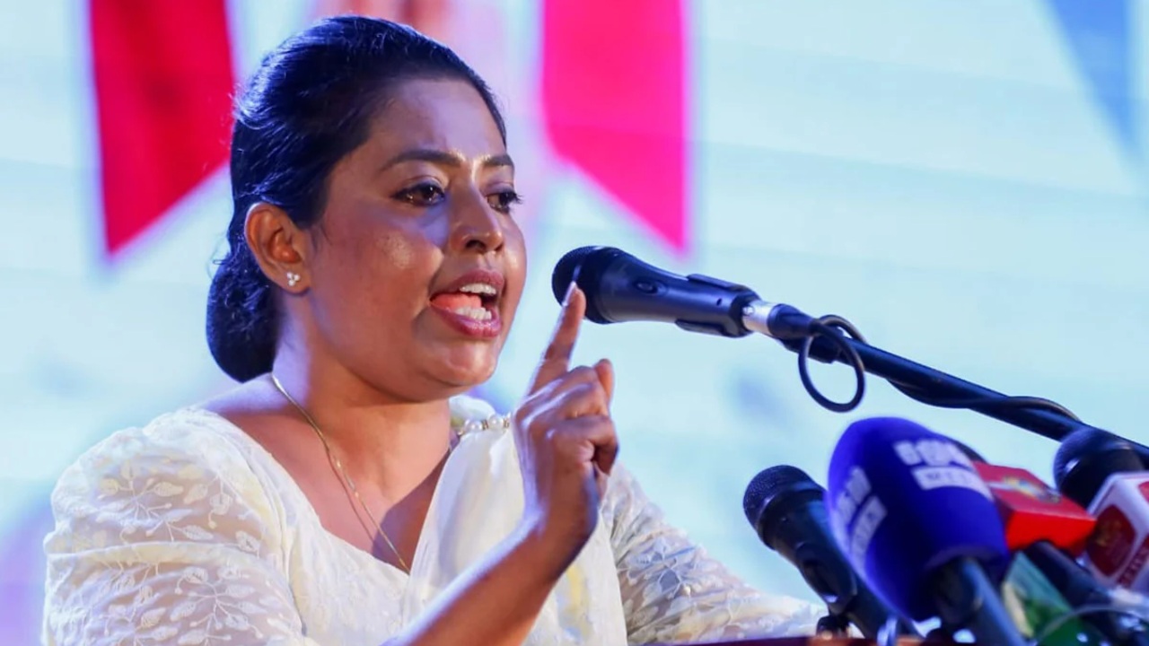 ‘මාතෘභූමිය වෙනුවෙන් මගේ ඡන්දය නාමල්ටයි..’- සනත් නිශාන්ත බිරිද පොහොට්ටු වේදිකාවේ