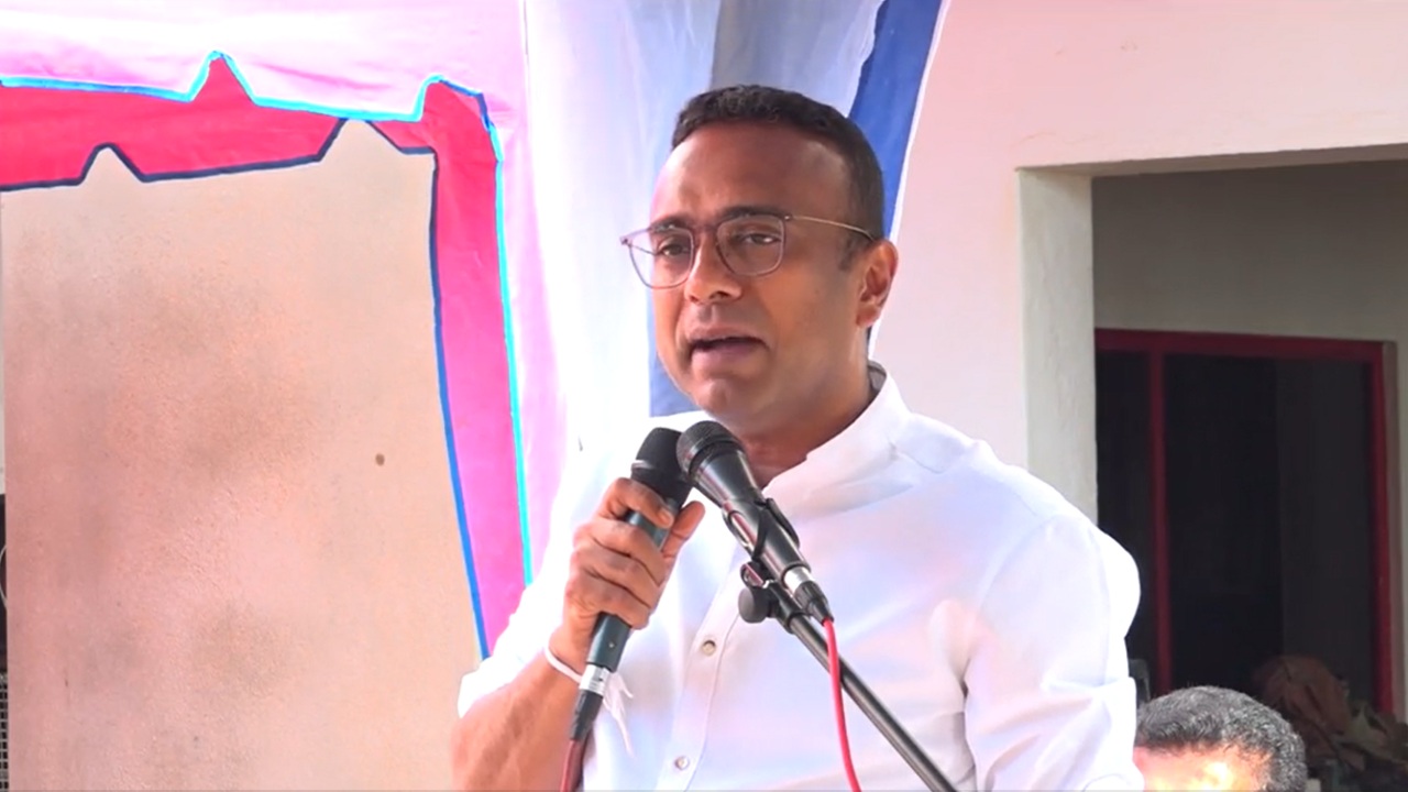 මේ ආණ්ඩුව ණය ගන්න වේගය දැක්කම බය හිතෙනවා… ණය ගන්නව…