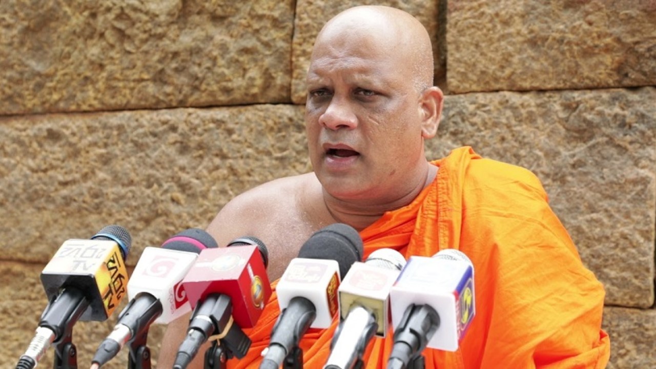 මාලිමා වේදිකාවට වඩිද්දී චීවරධාරියෝ භික්ෂූන් වහන්සේලා වෙනවා..! – මිහින්තලේ විහාරාධිපති…