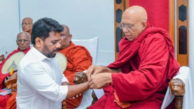 ආගමේ නමින් තමාට නැඟූ අවලාද සිනහවකින් බැහැර කළ ජනපති සංඝරත්නය ඉදිරියේ කියූ කතාව