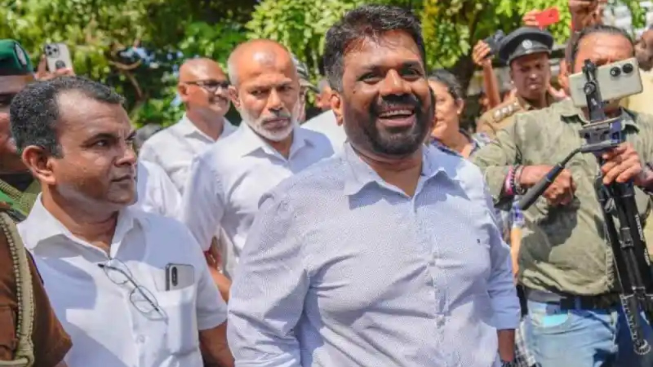 ජනතාව පුදුම කරමින් ජනපති අනුර පා ගමනින් වැඩට යයි.!