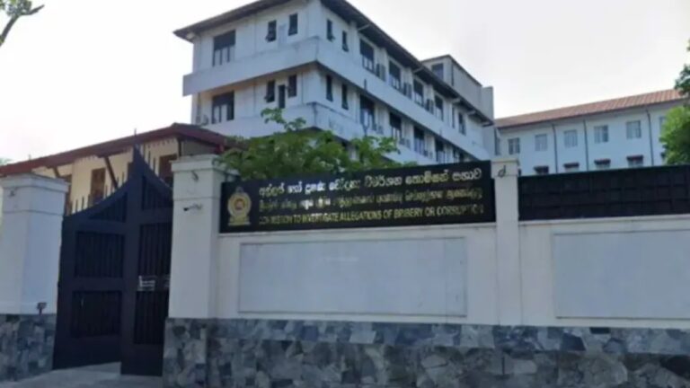 හිටපු ලොක්කාගේ නිවසේ බිල් ලක්ෂ 18යි.. අල්ලස් කොමිසමට පැමිණිල්ලක්.!