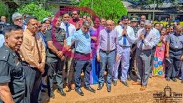 මොනරාගල රෝහල් උත්සවයට නි. ඇමති කඩා පනී… නිලමෙගේ මුල්ගල තියා බලෙන් සභාව අමතයි…!