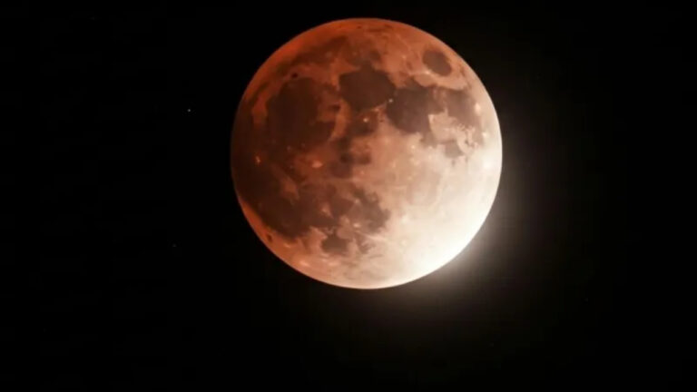 දුර්ලභ චන්ද්‍රග්‍රහණයක් නරඹන්න ශ්‍රී ලාංකිකයින්ට අවස්ථාව.!